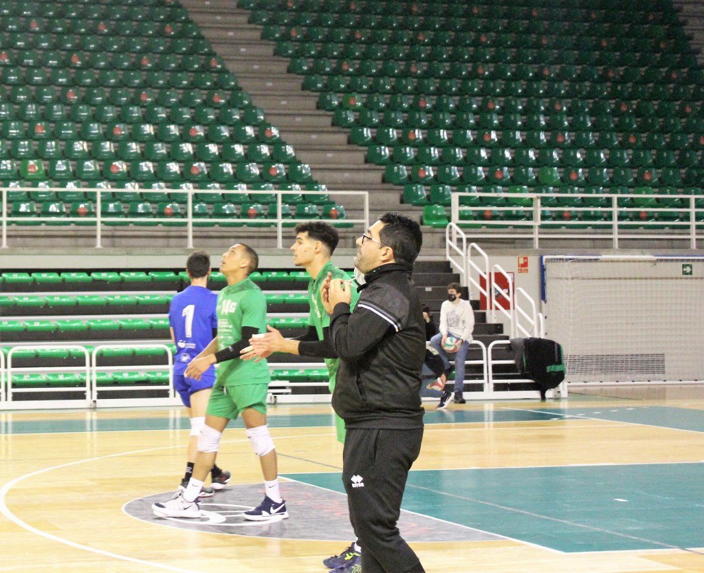 Oscar Pulido dando instrucciones e en partaido del pasado sábado frente al Club Voleibol Vigo