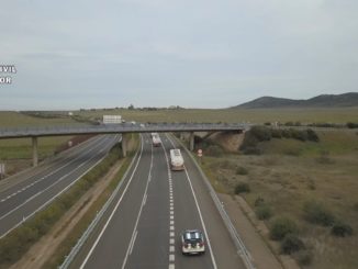 Escolta de un convoy de camiones de gasóleo a su paso por Valdesalor (Cáceres)