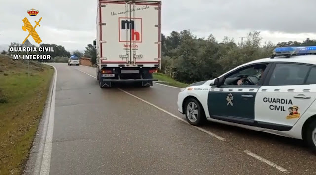 La Guardia Civil colabora en la carga y custodía de un camión con ayuda humanitaria a Ucránia